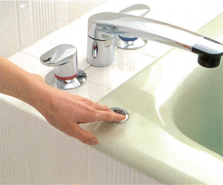 プッシュ式排水栓で体を無理に曲げること無く、安全に貯排水が可能です