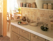 清潔さを保つため、キッチンのバック用内装は、セラミック製の高品質キッチン用タイルに。