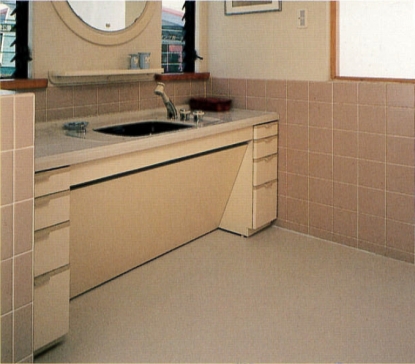 洗面台の足下が斜めになっているのは絶妙なアイデア。清潔な床材を使用し、さらに使い勝手にもこだわって。