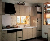 収納スペースをふんだんにとった設計は乱雑になりがちなキッチンにはうれしい。